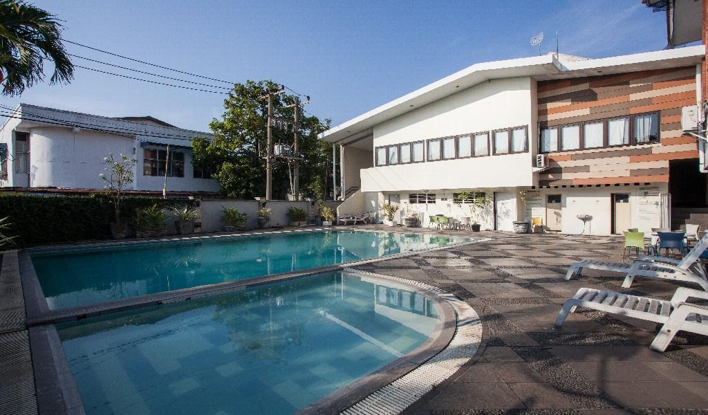 Hotel RedDoorz Premium @ Raya Nginden Wonotjolo Zewnętrze zdjęcie