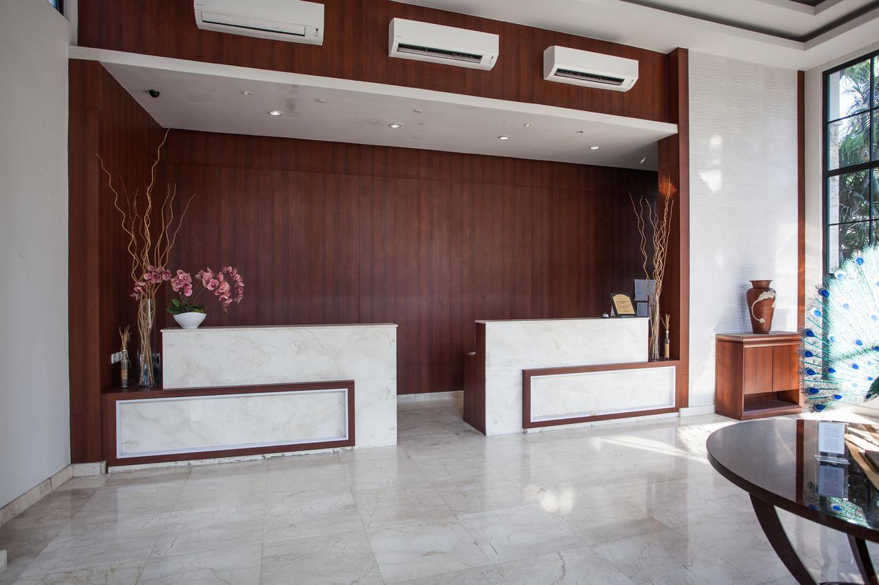 Hotel RedDoorz Premium @ Raya Nginden Wonotjolo Zewnętrze zdjęcie
