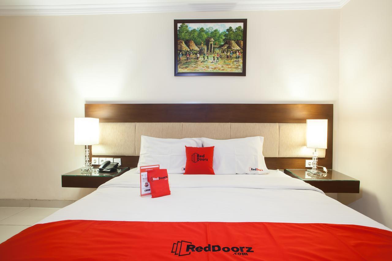 Hotel RedDoorz Premium @ Raya Nginden Wonotjolo Zewnętrze zdjęcie