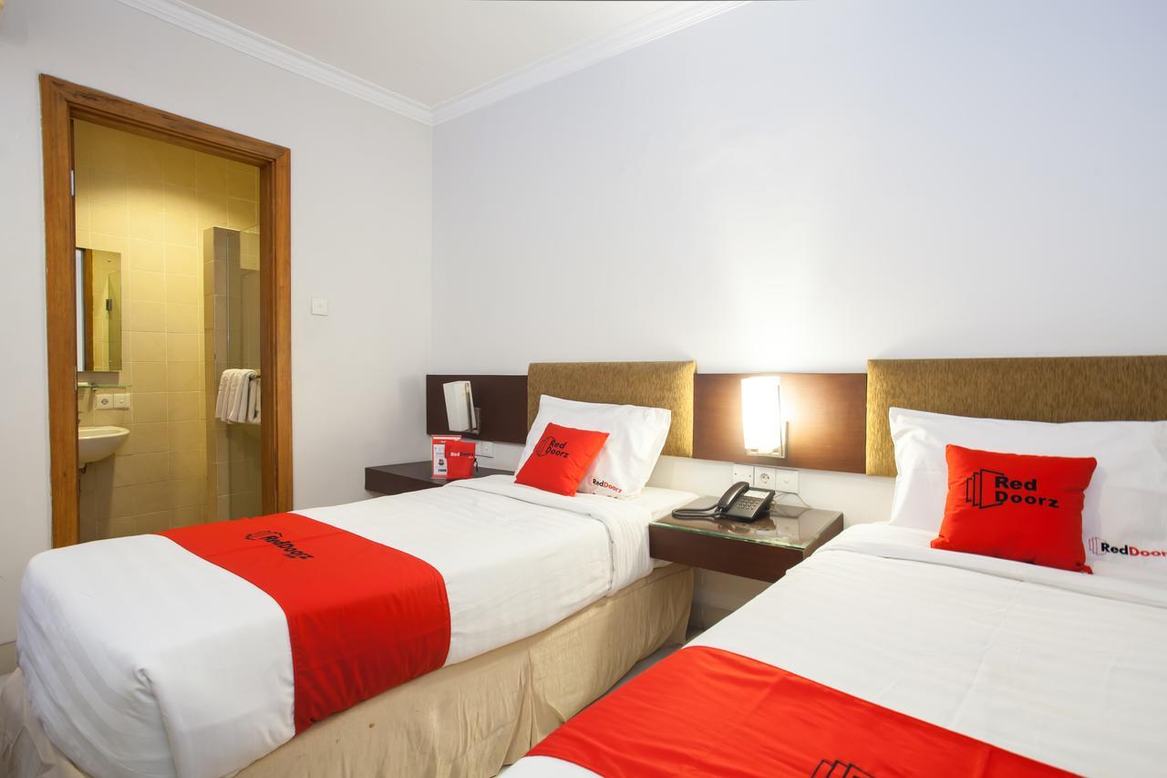 Hotel RedDoorz Premium @ Raya Nginden Wonotjolo Zewnętrze zdjęcie
