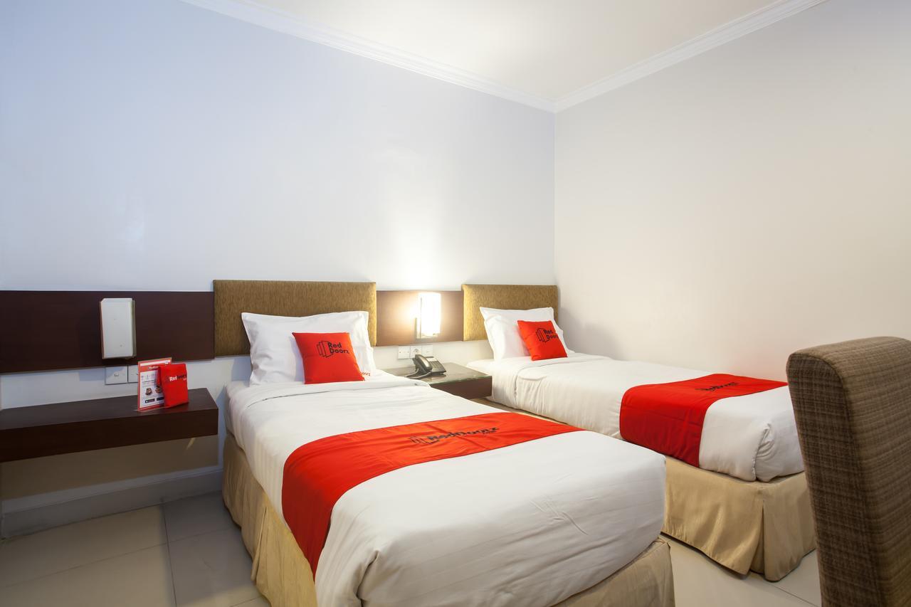 Hotel RedDoorz Premium @ Raya Nginden Wonotjolo Zewnętrze zdjęcie