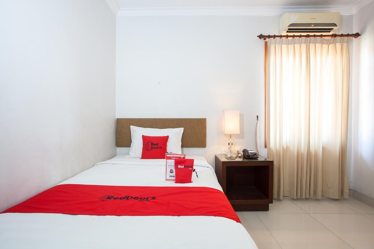 Hotel RedDoorz Premium @ Raya Nginden Wonotjolo Zewnętrze zdjęcie