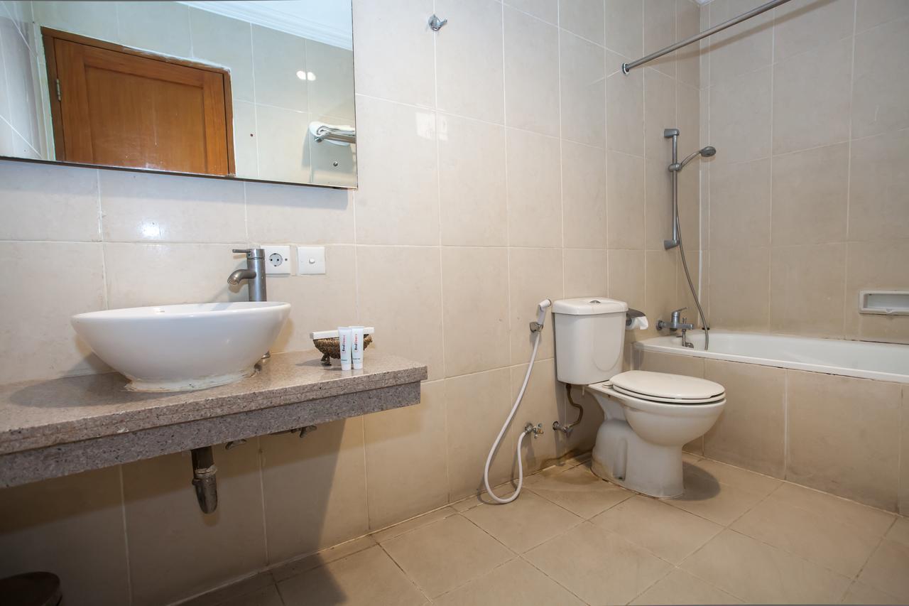 Hotel RedDoorz Premium @ Raya Nginden Wonotjolo Zewnętrze zdjęcie