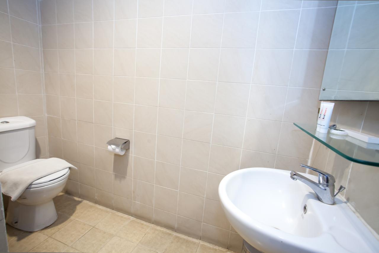 Hotel RedDoorz Premium @ Raya Nginden Wonotjolo Zewnętrze zdjęcie