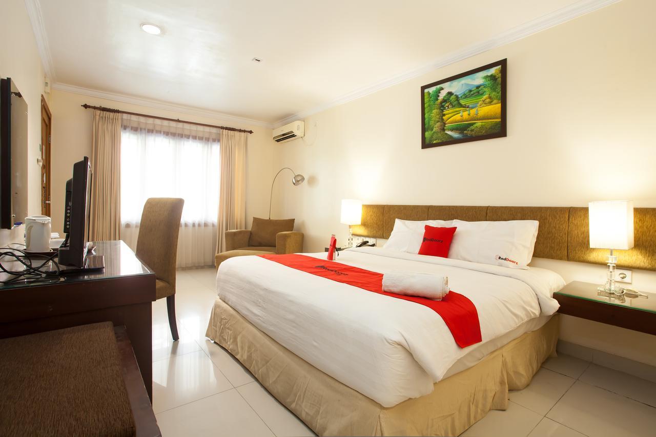 Hotel RedDoorz Premium @ Raya Nginden Wonotjolo Zewnętrze zdjęcie