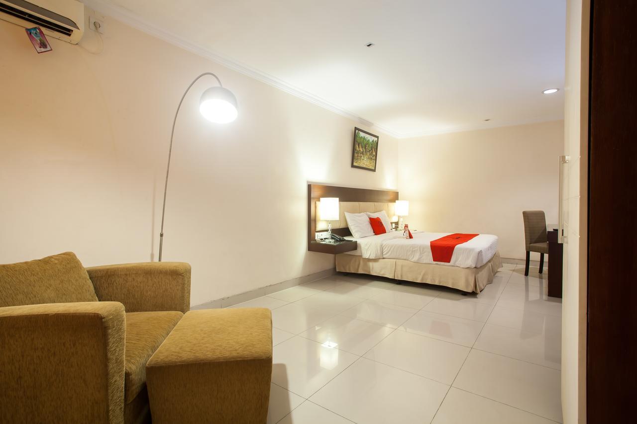 Hotel RedDoorz Premium @ Raya Nginden Wonotjolo Zewnętrze zdjęcie
