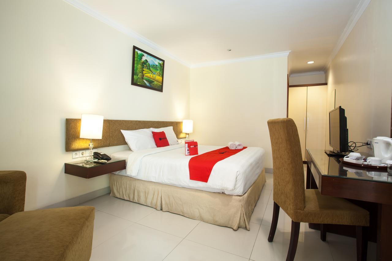 Hotel RedDoorz Premium @ Raya Nginden Wonotjolo Zewnętrze zdjęcie