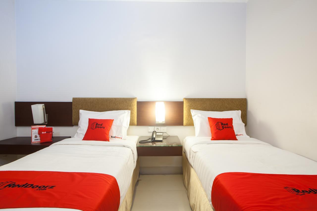Hotel RedDoorz Premium @ Raya Nginden Wonotjolo Zewnętrze zdjęcie