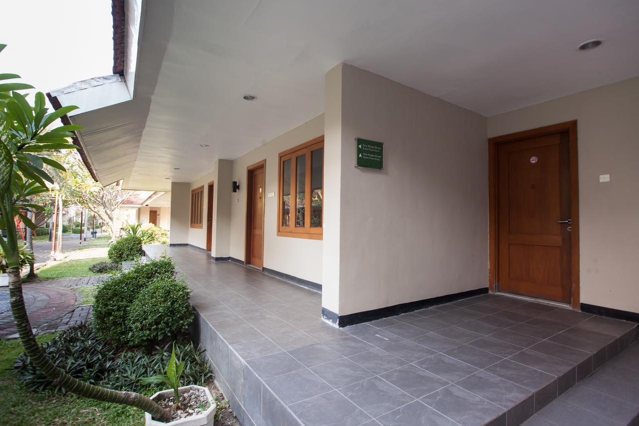 Hotel RedDoorz Premium @ Raya Nginden Wonotjolo Zewnętrze zdjęcie
