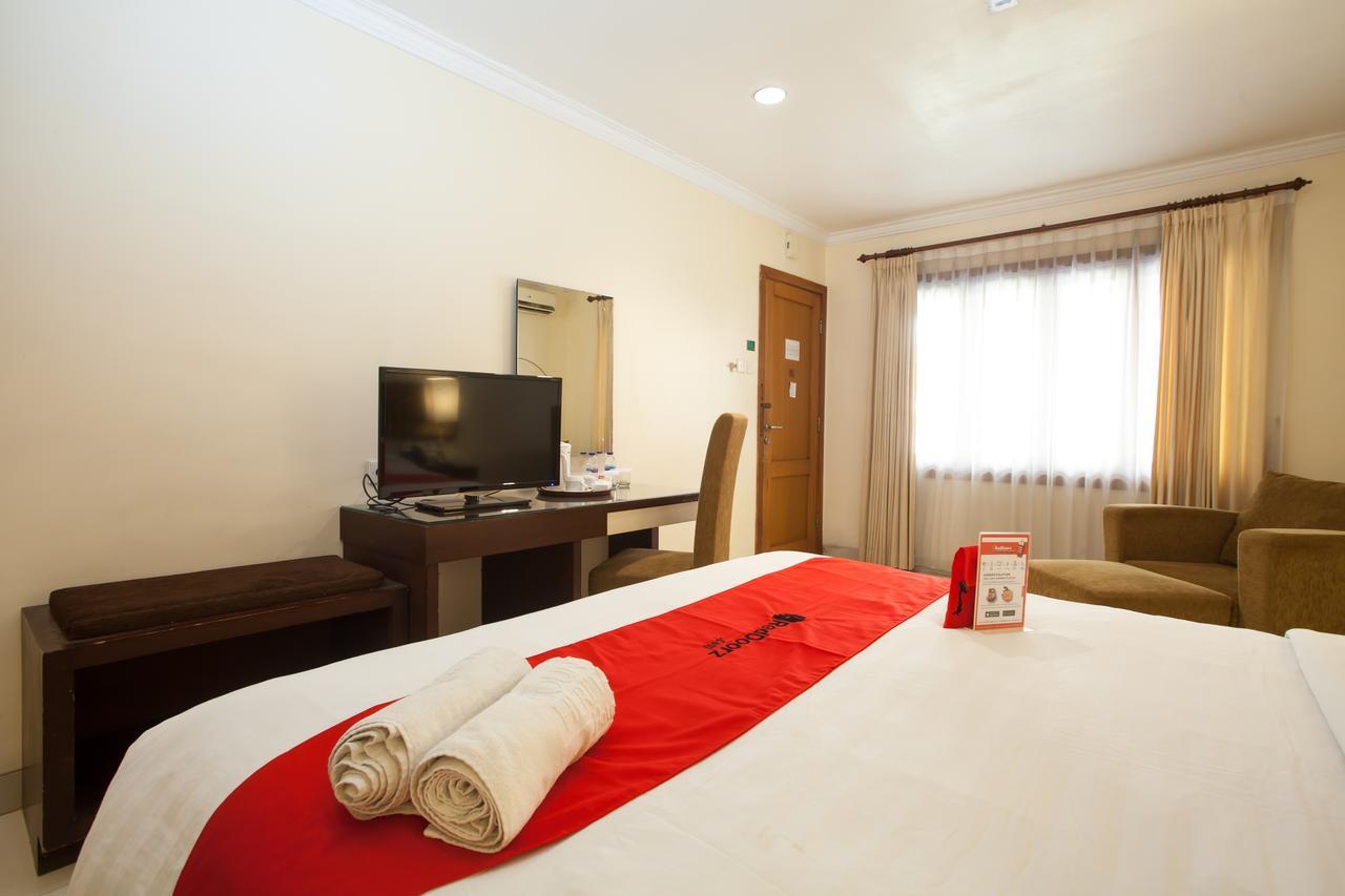 Hotel RedDoorz Premium @ Raya Nginden Wonotjolo Zewnętrze zdjęcie