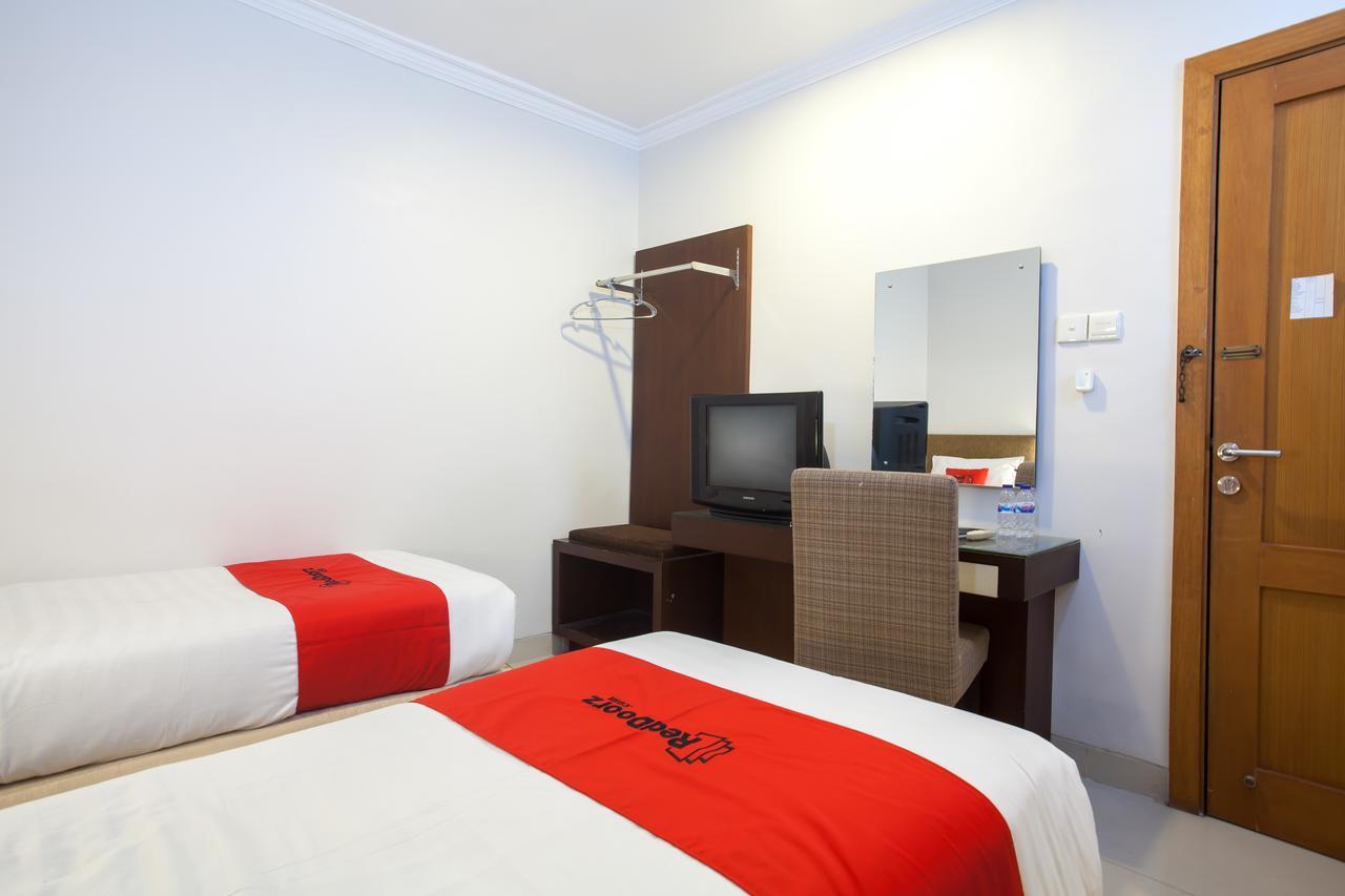 Hotel RedDoorz Premium @ Raya Nginden Wonotjolo Zewnętrze zdjęcie