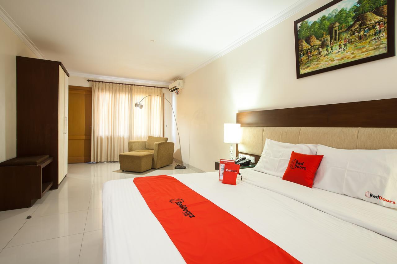 Hotel RedDoorz Premium @ Raya Nginden Wonotjolo Zewnętrze zdjęcie