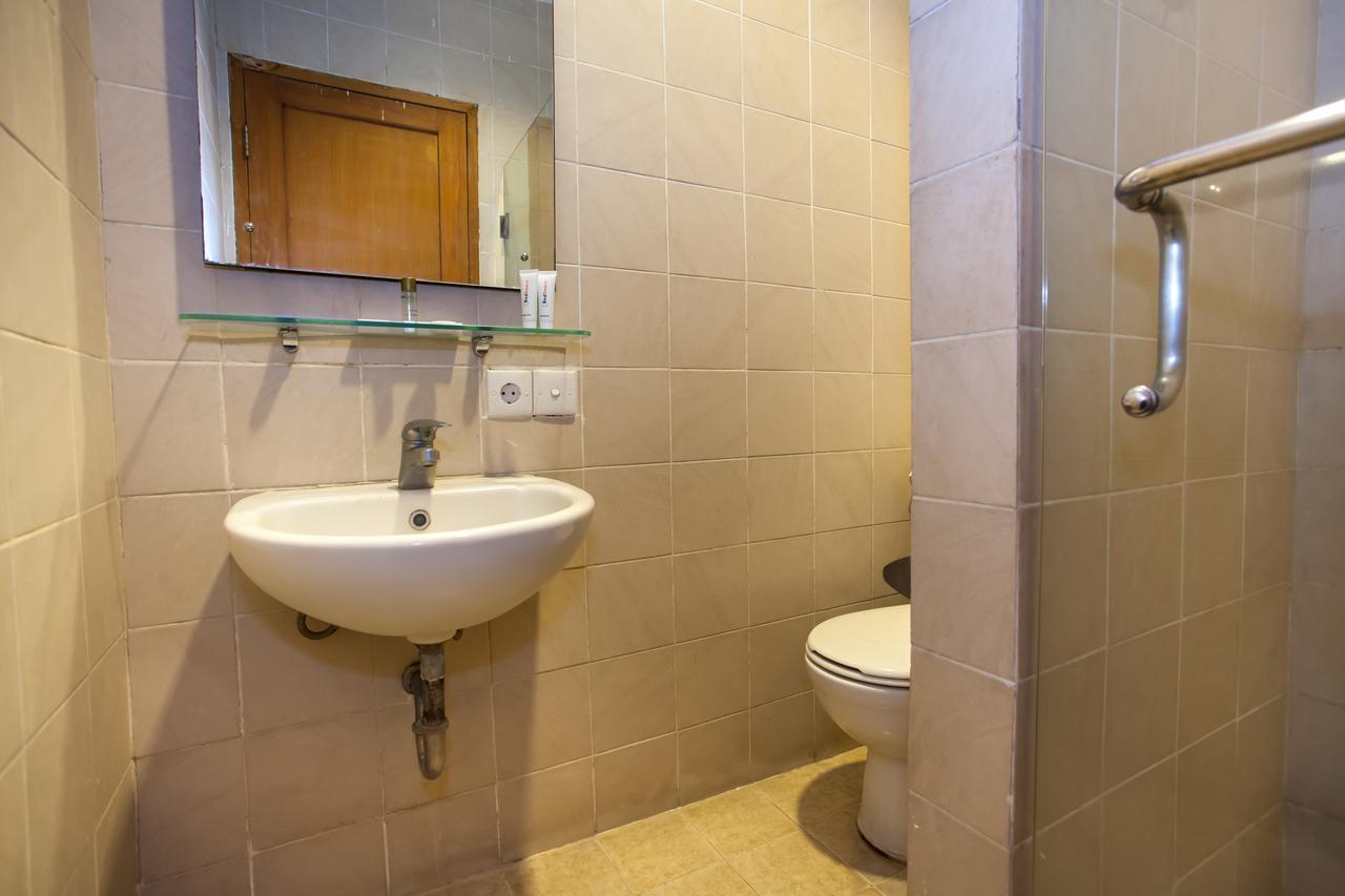 Hotel RedDoorz Premium @ Raya Nginden Wonotjolo Zewnętrze zdjęcie