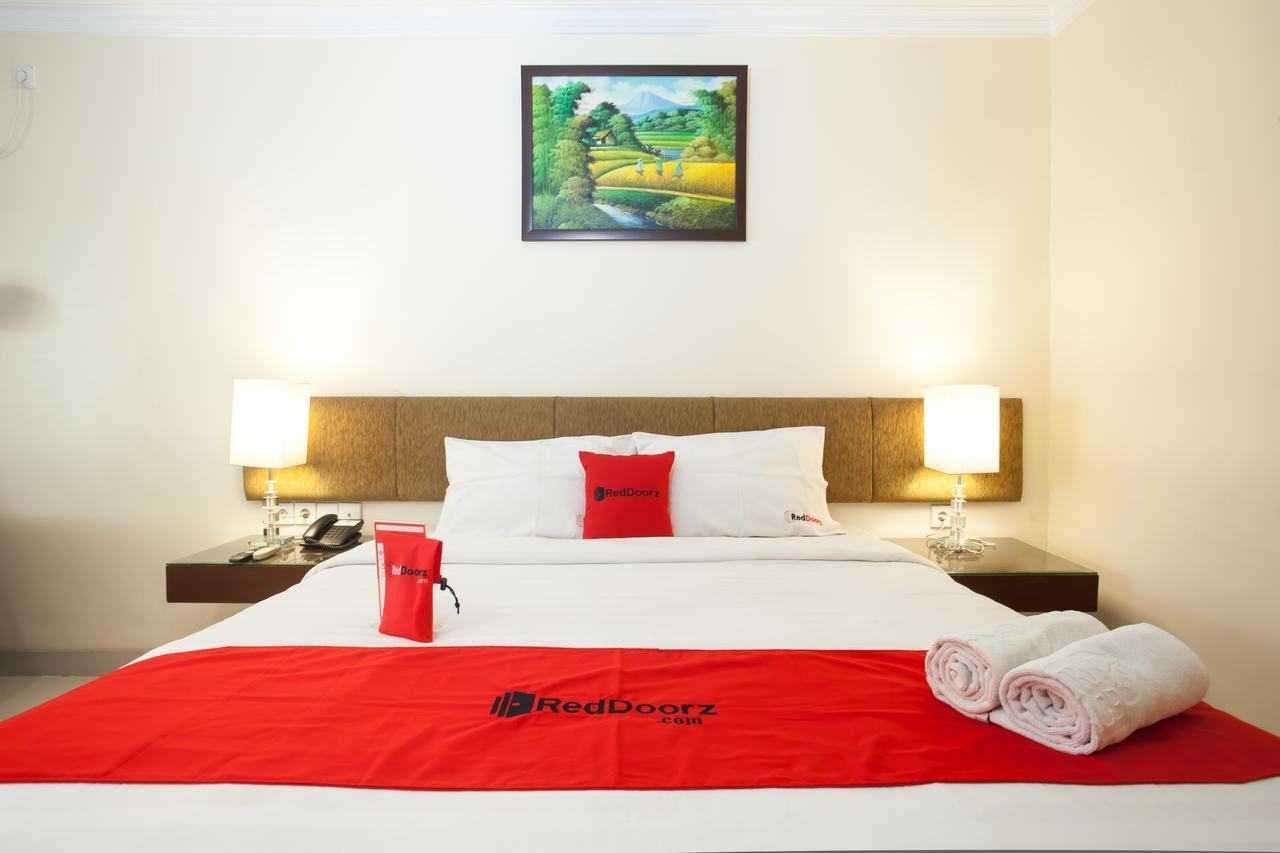 Hotel RedDoorz Premium @ Raya Nginden Wonotjolo Zewnętrze zdjęcie